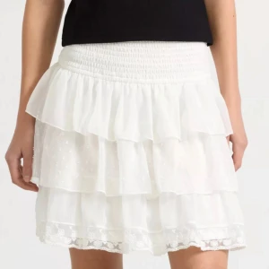 Helt ny volangkjol - Superfin helt oanvänd volangkjol från Lindex. Köptes i helgen för 299kr, lappen är borttagen. Den är i storlek 134/140 men skulle säga att den är rätt stor i storleken ifall man vill ha den lite kortare! Priset går att diskutera vid snabb affär! 