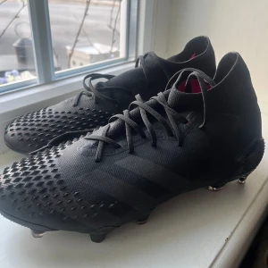 Adidas fotbollsskor  - Skitsnygga fotbollsskor som jag tyvärr får sälja pga att de va för små och hann ej skicka tillbaka de i tid.. de är påsatta en gång men har ej använt i träning så ish sprillans nya!! Priset när som köpa är 2899