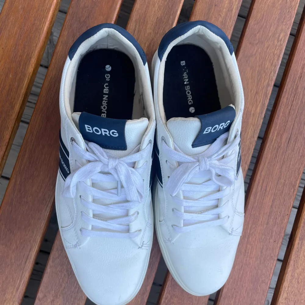 Björn Borg sneakers i fint skick, nästan aldrig använda!  Inga skador, ändast lite smutsiga på sulan. Skorna är i storlek 42. Skriv om du har några frågor och priset kan diskuteras☀️🌸. Skor.