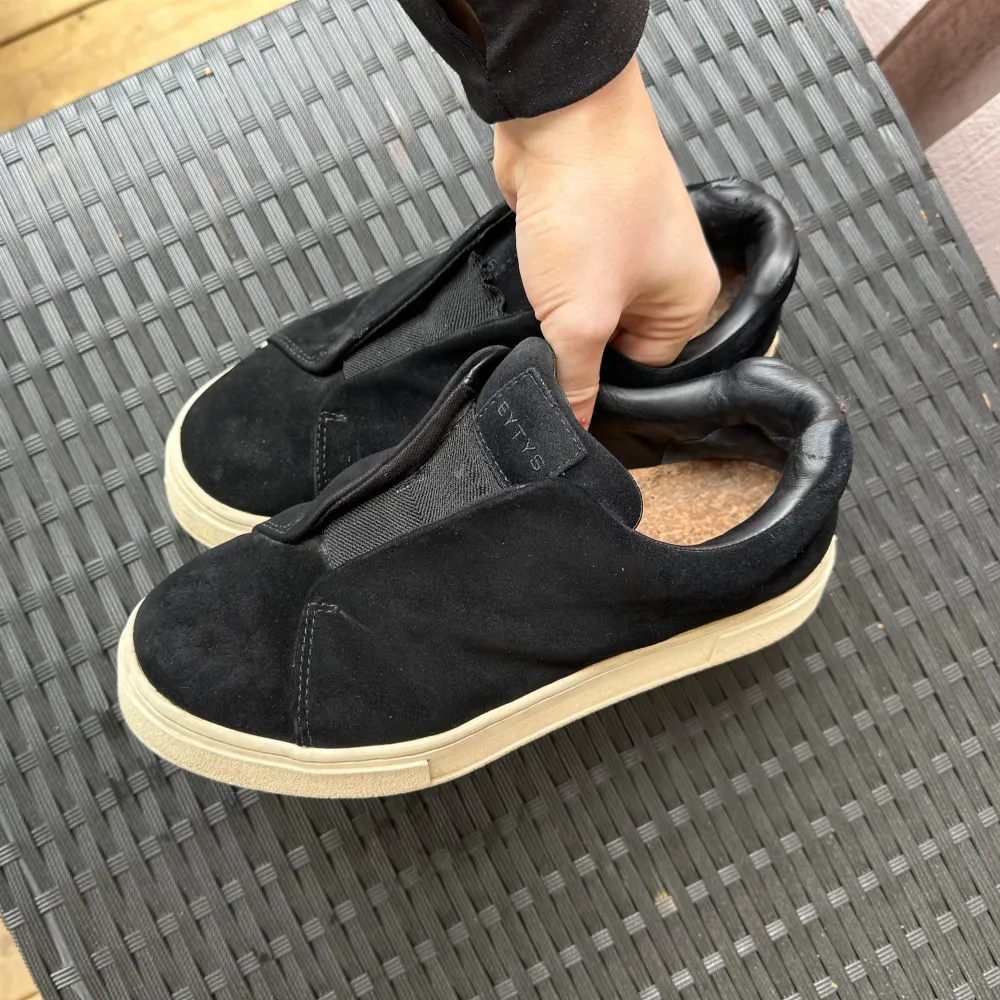 Säljer ett par superfina eytys skor i modellen doja. Svart mocka i storlek 38. Superfint skick förutom en liten slitning i hälen (på bilden). Nypris 1999kr på Nk i Göteborg.. Skor.