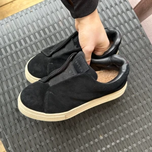 Eytys doja sneakers  - Säljer ett par superfina eytys skor i modellen doja. Svart mocka i storlek 38. Superfint skick förutom en liten slitning i hälen (på bilden). Nypris 1999kr på Nk i Göteborg.