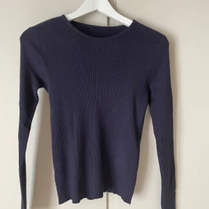 Marinblå tröja  - Ribbad marinblå tröja i storlek S men är stretchig så passar även M, har aldrig använt den så den är i nyskick, lite tjockare i materialet. Hör av dig vid frågor eller annat💕