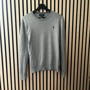 Ralph lauren tröja - Tjena säljer nu en Ralph lauren tröja i färgen Grå. Tröjan är i ett väldigt bra skick, är nästintill oanvänd. Tröjan är i storlek 18-20. Den passar xs/S. Hör av er vid minsta lilla fråga eller fundering. Pris kan självklart diskuteras🤩