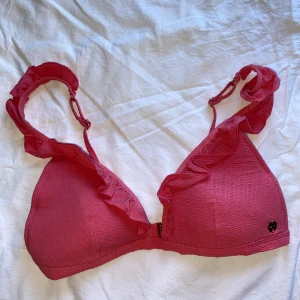 NY Bikini från Twilfit - Helt ny bikiniöverdel från Twilfit.  Storlek S men skulle säga XS (åtminstone bandet) Så otroligt söt men tyvärr för liten för mig.   För mer info - kontakta mig