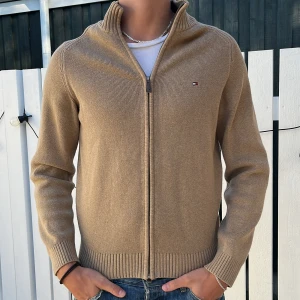 Tommy Hilfiger Zip Up i nyskick - Säljer min Tommy Hilfiger Zip Up i nyskick. Storleken är M  Skick: 10/10 Pris: 439 kr