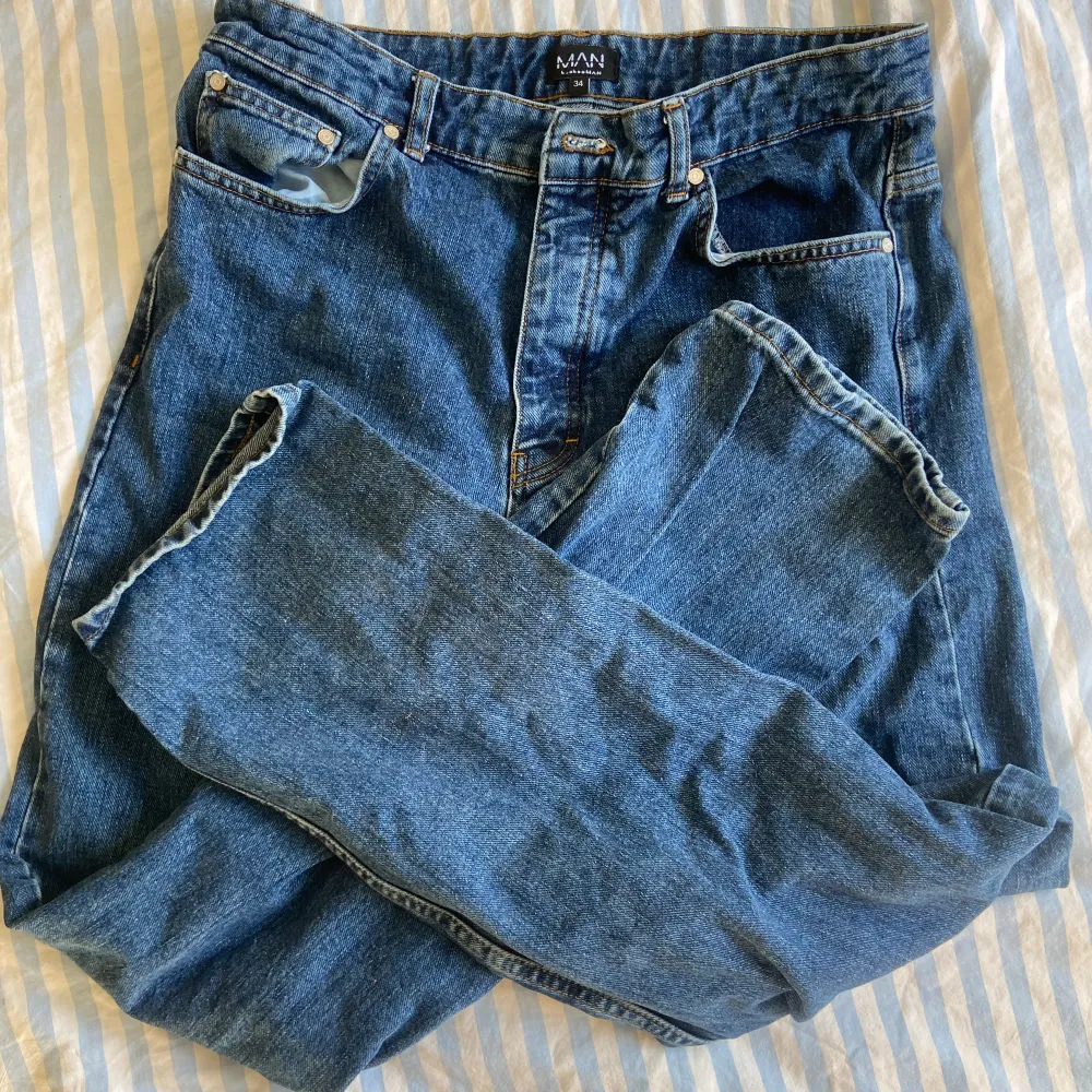 Oversized jeans i storlek 34 från BOOHOOMAN.. Jeans & Byxor.
