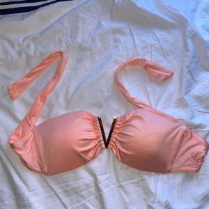 Bikiniöverdel i nyskick från Victoria’s Secret i en fin skimrande peach.  Den har uttagbara pads.  Storlek M  För mer info - kontakta mig 