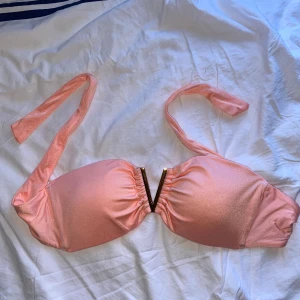 Bikini från Victoria’s Secret - Bikiniöverdel i nyskick från Victoria’s Secret i en fin skimrande peach.  Den har uttagbara pads.  Storlek M  För mer info - kontakta mig 