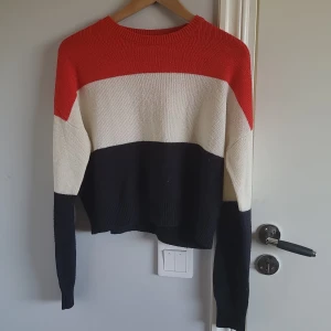 Stickad tröja - Heeelt underbar stickad tröja som behöver ett nytt hem💓 strl S men sitter som M skulle jag säga💕 skriv om du har frågor!