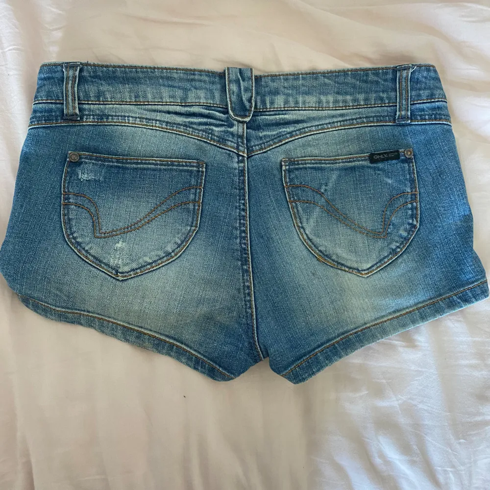 Jätte snygga jeans shorts från Only. Säljer då dom inte kommer till någon användning 🙌. Shorts.