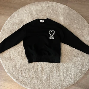 Ami Paris Sweater - Säljer min Ami paris Sweater eftersom den är för stor!  