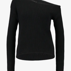 Stickad off shoulder - Svart stickad off shoulder från even odd 🦢tröjan är i fint skick och har använts fåtal gånger 🎀