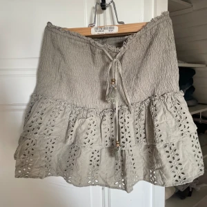 Zara kjol - Jättefin grön kjol, har klippt bort shortsen under 🩷