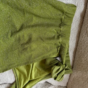 Strand kjol  - Skitsnygg strandkjol med knyt aldrig använd ! 