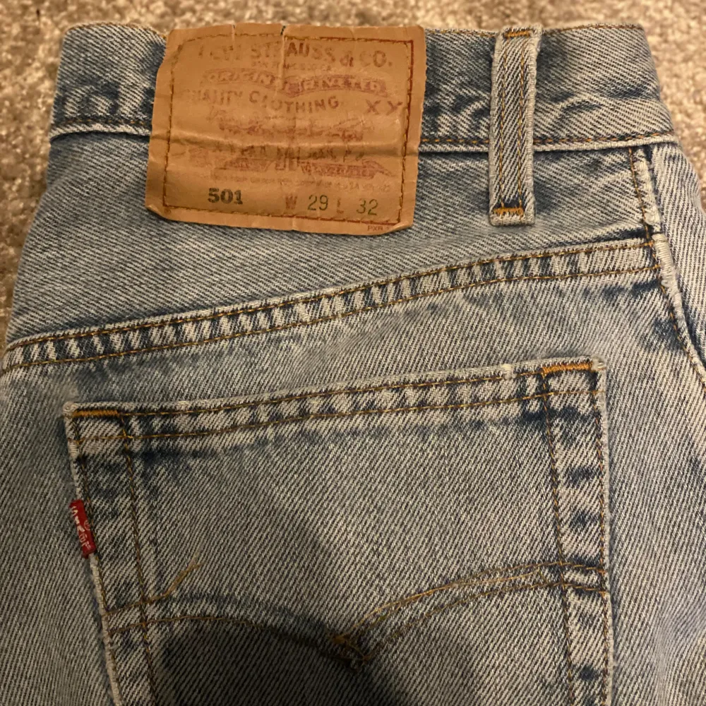 Vintage Levis 501:or i använt skick. Svårt att hitta 501:or i denna storlek, W29 L32. Ett hål vid knät . Jeans & Byxor.