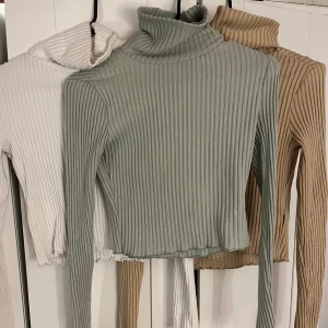 Höghalsade toppar 👚 - Säljer nu dessa söta toppar från Ginatricot, då dem ej kommer till användning längre 👚. Alla tre toppar är storlek S 🌸. 1 för 50, 3 för 150 ⭐️. Inga defekter förekommer!