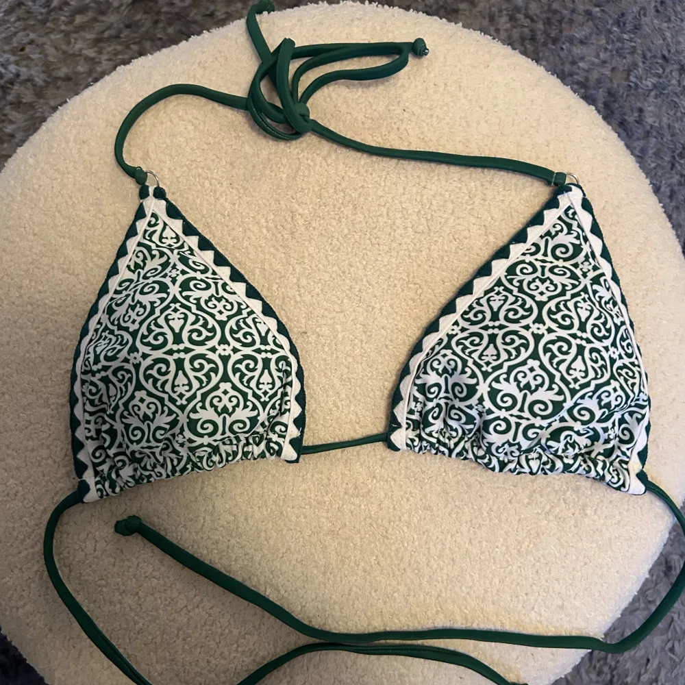 Så fin bikini topp till sommaren, grön vit mönstrad 🤗 Aldrig använd . Övrigt.
