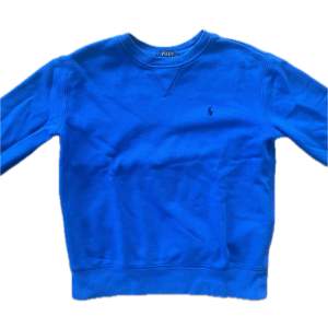 Jättefin mörkblå Ralph Lauren tröja i storlek M men passar 10-12 åringar, skick 8/10, pris kan diskuteras. Tveka inte på att höra av dig vid frågor och funderingar!☺️👑