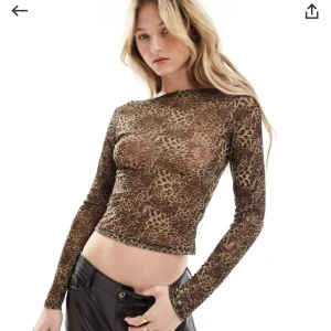 Leopard topp med prislapp - Helt ny topp i S med prislapp och helt oanvänd, sälja för priset den är köpt för ❣️