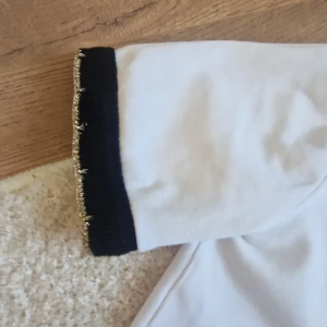 Zara t-shirt - Gullig t-shirt från zara använd fåtal gånger säljer pga av att den tyvärr inte kommer till användning😇✌🏻 Storlek M passar även bra till S.