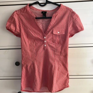 Rödrandig blus - Sommrig blus från H&M i storlek 38, sitter däremot mer som en S. Köparen står för frakt, finns katt i hemmet!