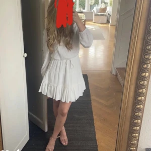 Klänning - Klänning som jag hade Öö min konfirmationsläger förra året. Endast använd en gång och är som ny skick.