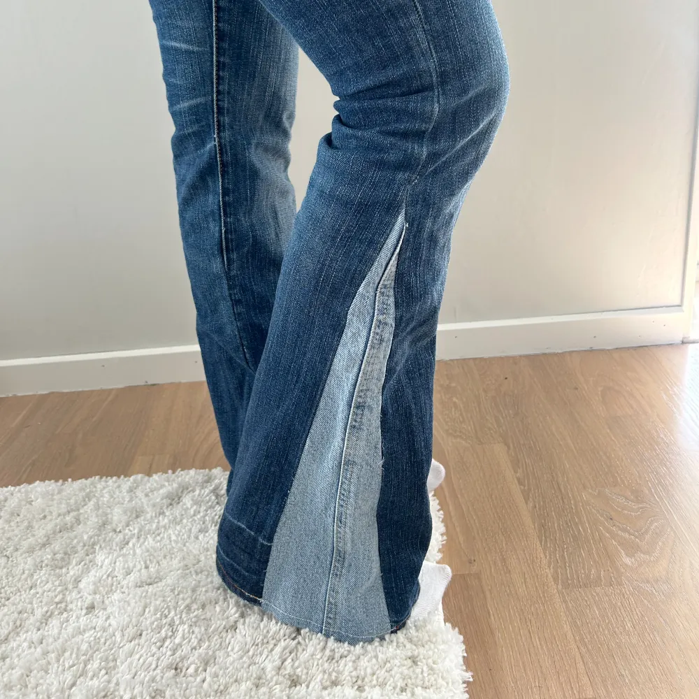 Mörkblå omsydda jeans. Storlek: W25 (XS) midjemått: 39x2 cm innerbenslängd: 78 cm. Modellen på bilden: 160 cm. Jeans & Byxor.