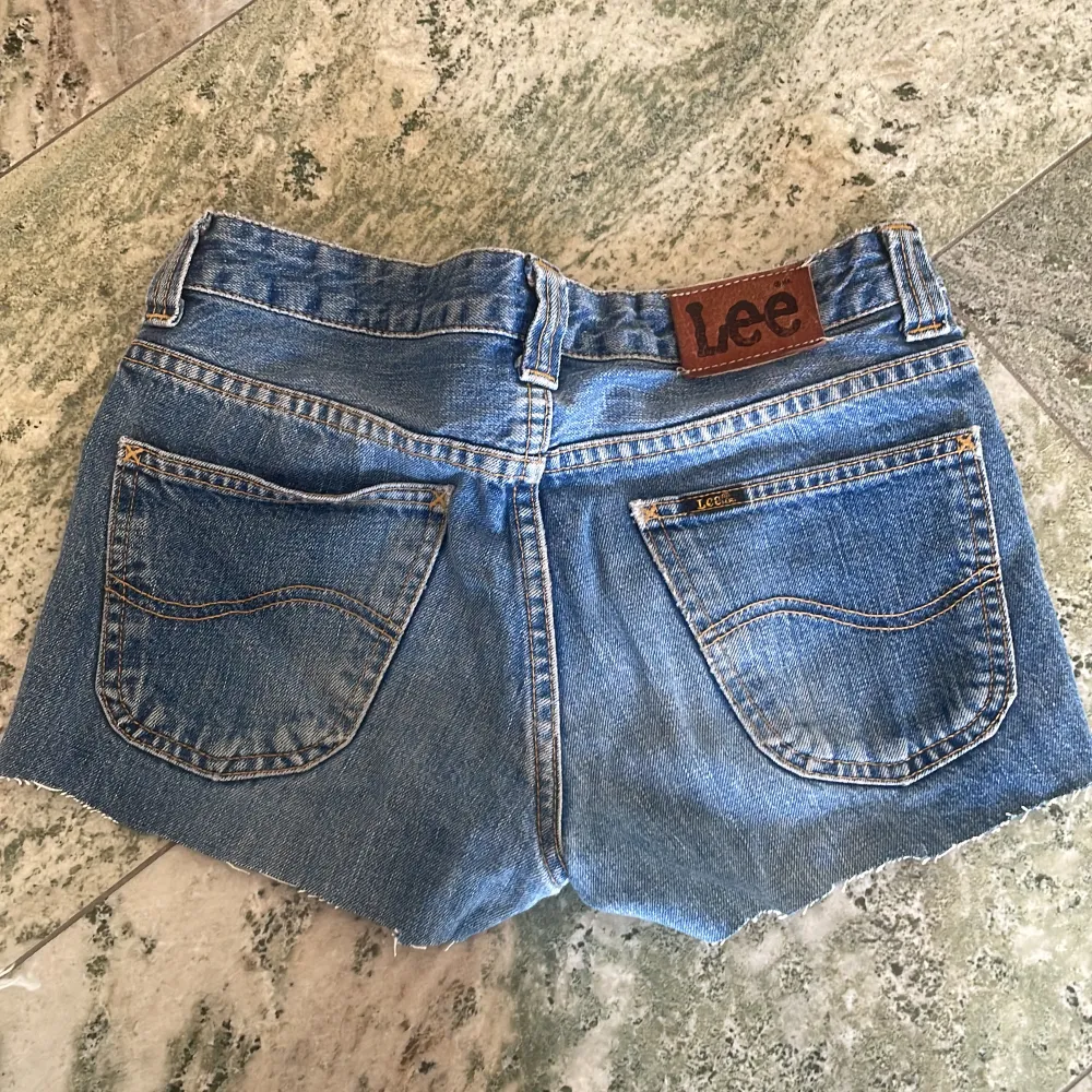 Superfina och lågmidjad shorts från lee. Har klippt dom själv av ett par jeans. ❣️. Shorts.