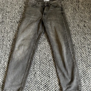 Bershka jeans - Säljer dessa fina bershka jeans som knappt är använd, jeansen är i ett bra skick och är hel och ren, hör av er vid frågor och funderingar!