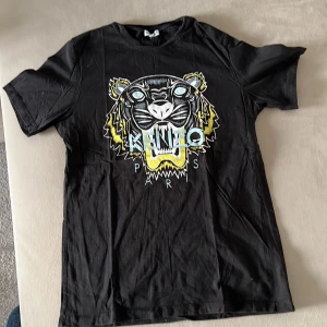 Kenzo T-shirt  - Kenzo T-shirt i storlek s i bra skick hör av dig vid frågor 
