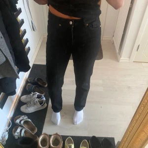 Svarta jeans  - Jättefina straight jeans från monki, jag är 169 cm💕