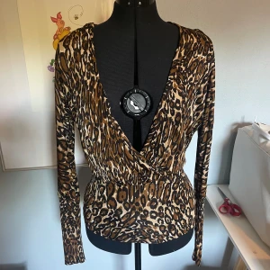 Snygg leopardtopp - Snygg och trendig leopard topp från By Malene Birger. I nyskick, nypris kring 500-700 kr. 