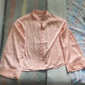 Rosa satinskjorta  - Skjorta i gott skick, märke JJXX