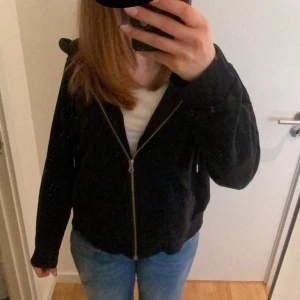 Sweatshirt  - En fin basic sweatshirt, perfekt till sommaren när man bara vill slänga på sig nånting🙌 de står att den är i storlek M men skulle säga att den sitter som en xs/s