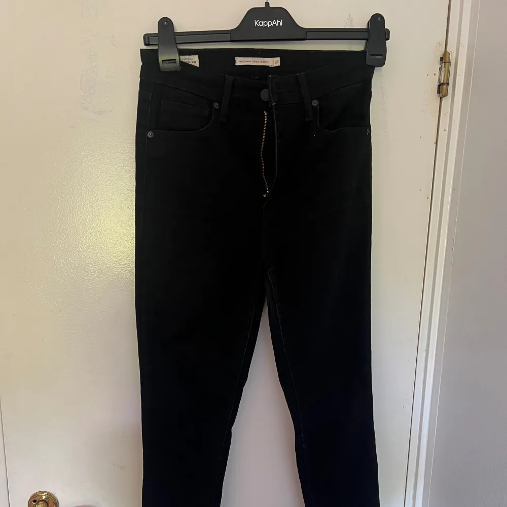 Mile high skinny jeans storlek 27 i midjan tror 32 i längd. Jeans & Byxor.
