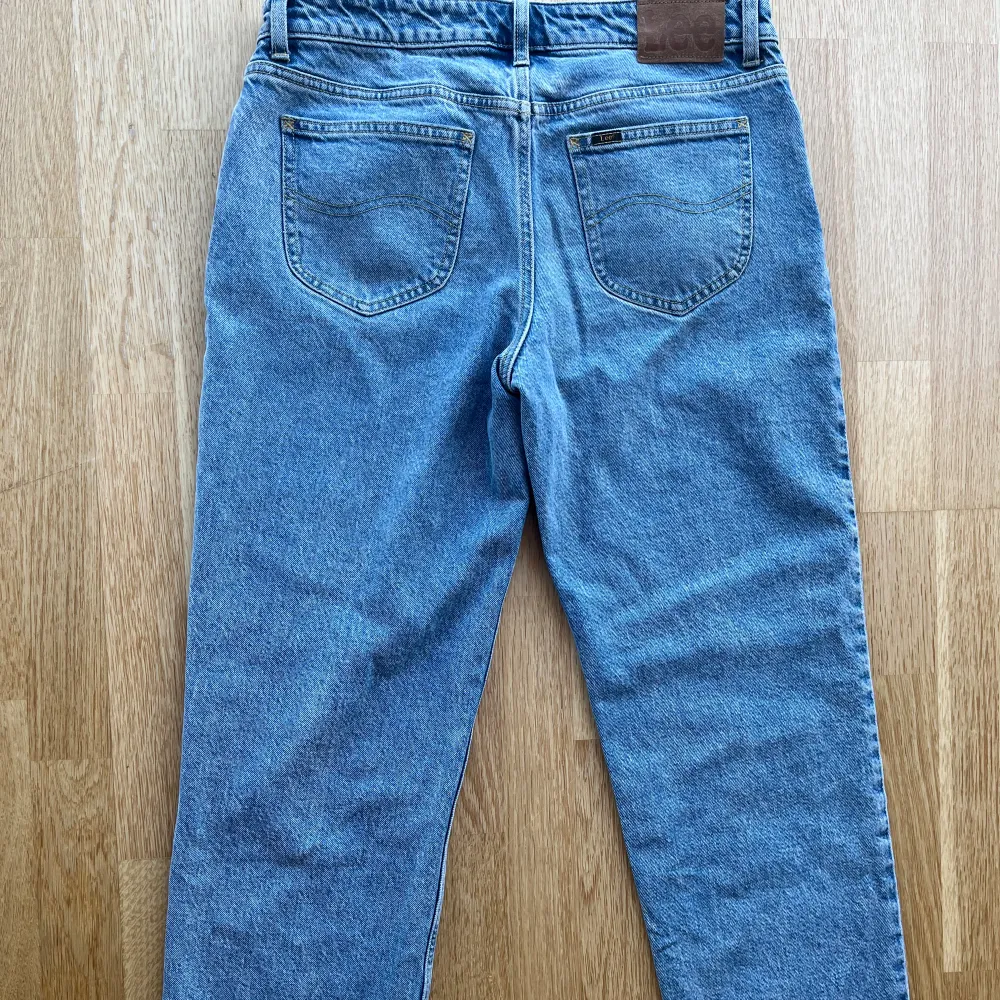 Dessa är nästan helt oanvända Lee jeans i bra skick. Säljs på grund av att det inte längre passar min stil och används aldrig. Pris kan diskuteras. Jeans & Byxor.