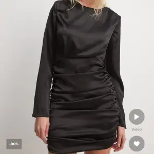 Säljer denna klänning, endast provad på. 150kr inkl frakt 