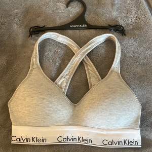 Säljer denna jättefina bh:n från Calvin Klein i storlek s. Den har bara används ett fåtal gånger då den är för liten för mig. I jättebra skick!🤍🤍