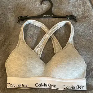 Säljer denna jättefina bh:n från Calvin Klein i storlek s. Den har bara används ett fåtal gånger då den är för liten för mig. I jättebra skick!🤍🤍