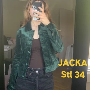 🔥Cropped Jacka (justerbar vid midjan) - Grön vår/sommar jacka från Weekday  som är fin öppen eller stängd. Går att göra tightare vid midjan om man vill. Glansig och mjuk på utsidan, lite jeans attityd i känslan. 
