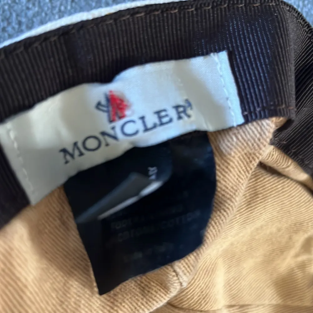 Moncler keps  Storlek M Fraktar samma dag som köp Bättre pris vid snabb affär!. Accessoarer.