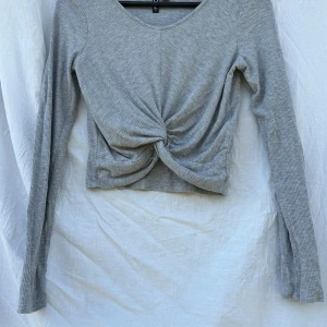 Långärmad tunn tröja - Säljer min jättefina tröja pga att den inte används. Den är i nyskick och är använd Max 3 gånger. Den är i storlek S men passar mig som brukar ha XS .  Inga hål eller fläckar💕