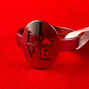 Snygg ring i rostfritt stål - En ring med en diameter på ca 20 mm. 