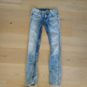 Lågmidjade Garcia Jeans - Säljer ett par supersnygga lågmidjade slim fit Garcia jeans🩵 ljust stentvättad färg!💙💙 skriv om du har frågor! De finns kvar tills annonsen är markerad som såld🩵🩵