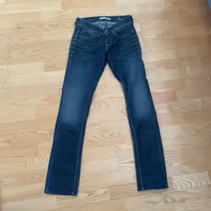 Säljer ett par mörkblå lågmidjade jeans från märket Fornarina.