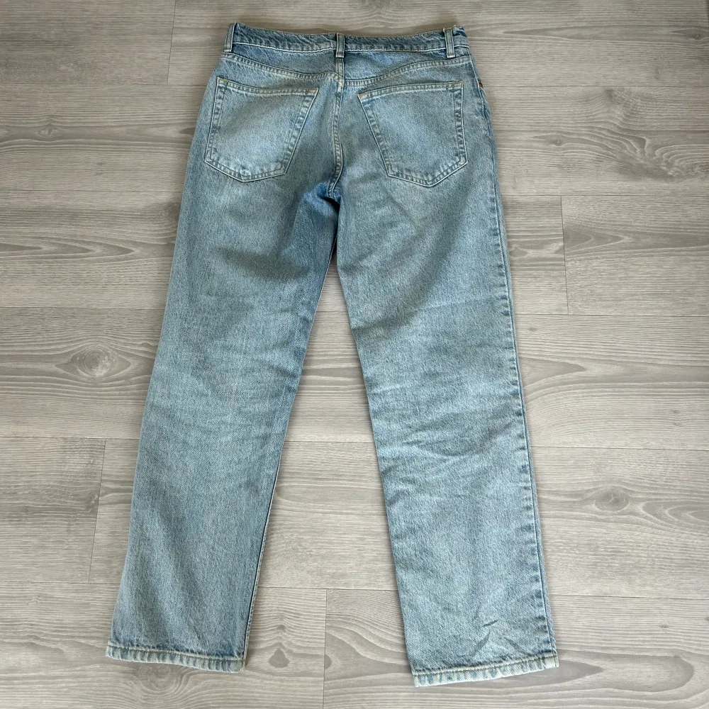 Lågmidjade jeans från Asos, i fint skick. Köparen står själv för frakten!. Jeans & Byxor.