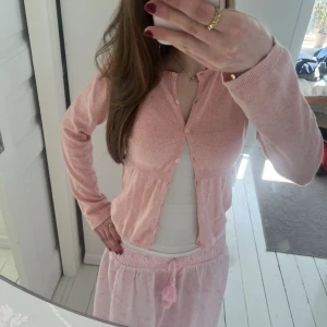 Kofta - Rosa kofta från Noa Noa.