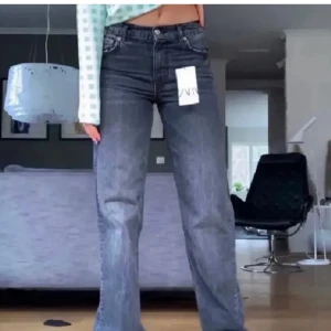 Grå/svarta jeans från svara - Säljer dessa svarta jeansen med en grå wash då de blivit försmå för mig, de är i fint skick och supersnygga. Säljer även i blå. Bilden är lånad  Skriv ifall du har mer frågor❤️