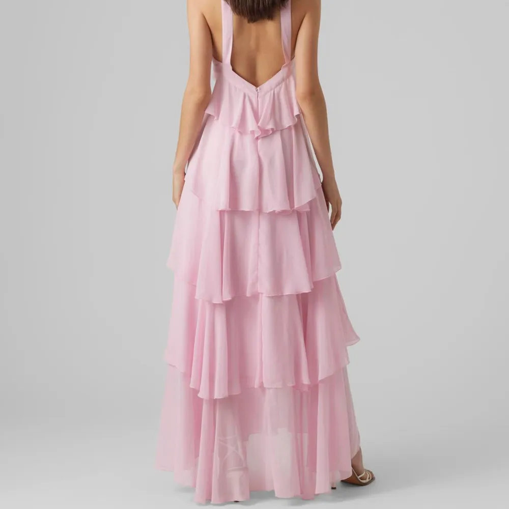 Intressekoll på denna fina klänning från Vero Moda i storlek S🌸Pris kan diskuteras   BUD JUST NU - 2400. Klänningar.