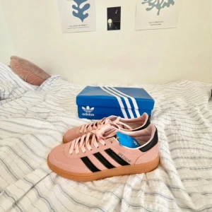 Adidas spezial  - Jättesöta och trendig sneakers från adidas, ljusrosa med marinblå ränder:) De är helt nya med lapp och låda kvar, köpte på vinted och säljer eftersom de tyvärr inte passar mig. Det står strl 40 i skorna men de motsvarar en 41 (se bild 3 o 4). 🌸🏝️🌺